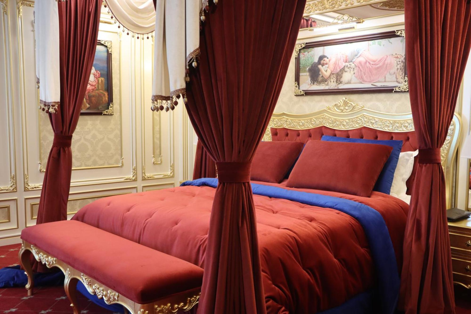 Cristal Erbil Hotel 외부 사진 A bed with curtains