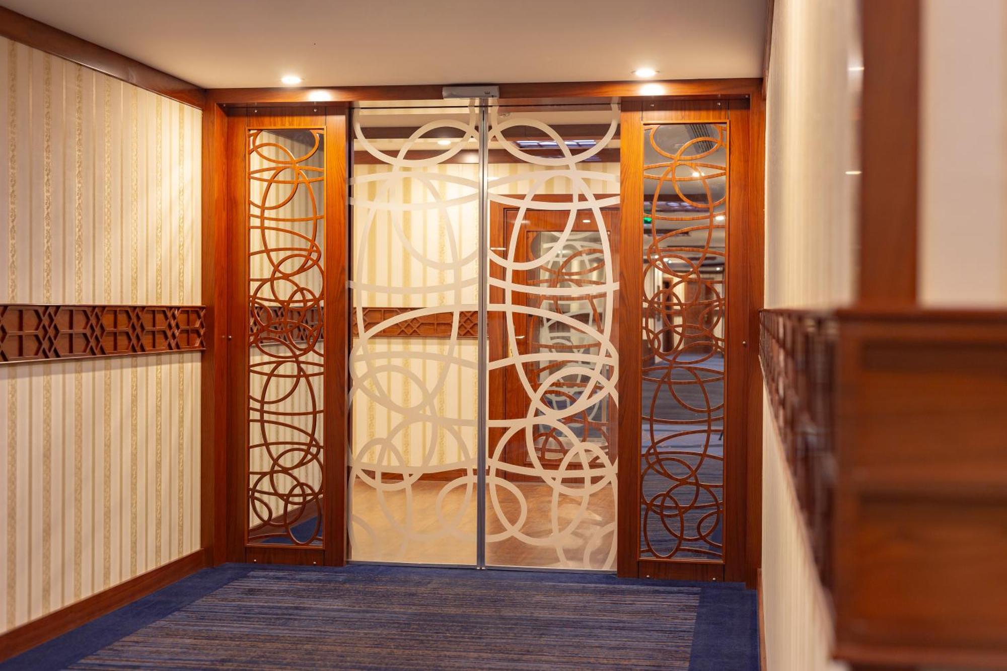 Cristal Erbil Hotel 외부 사진 A door with etched glass