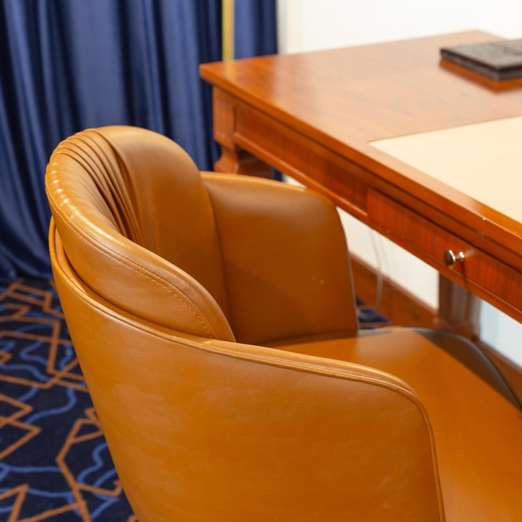 Cristal Erbil Hotel 외부 사진 A leather chair
