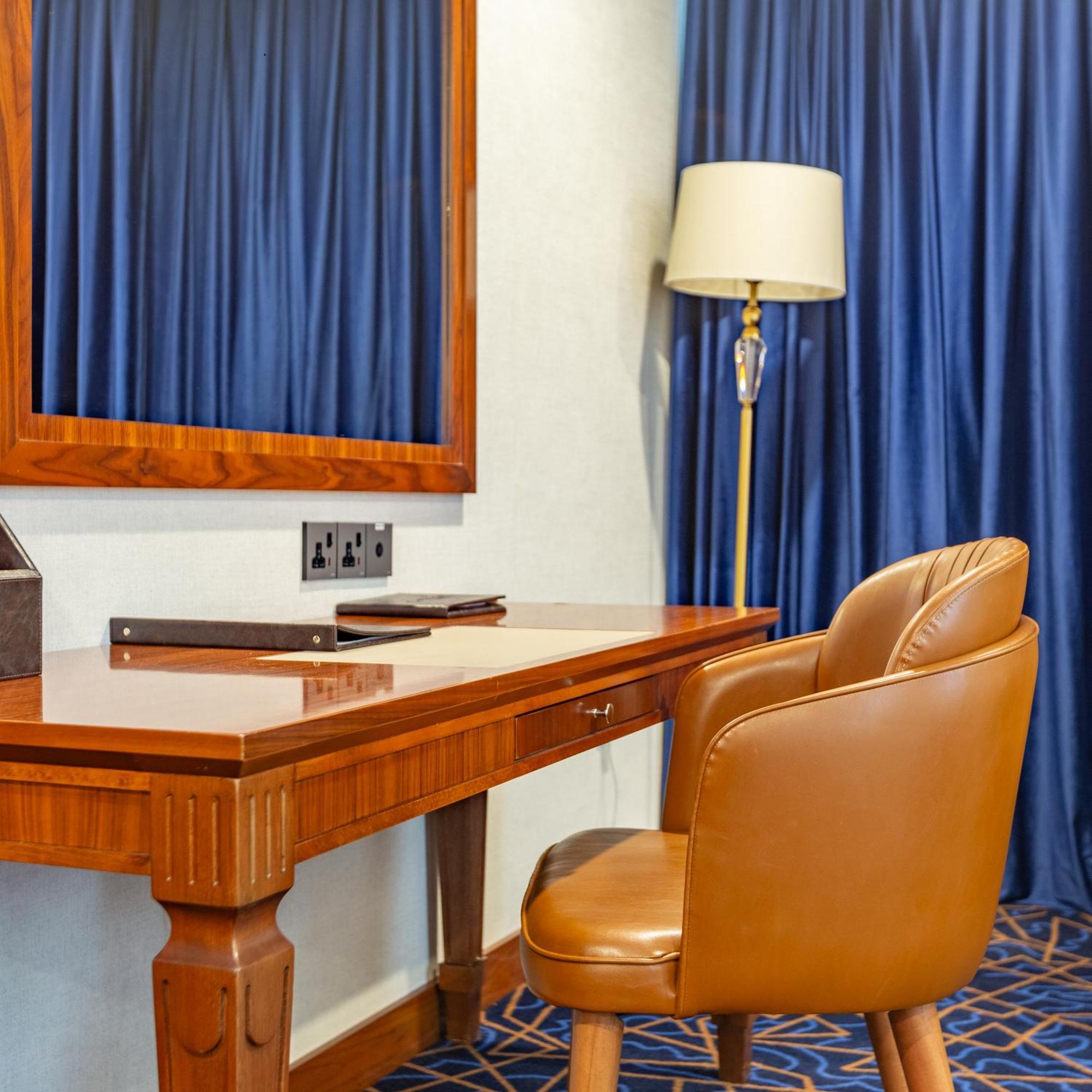 Cristal Erbil Hotel 외부 사진 A writing desk in a hotel room